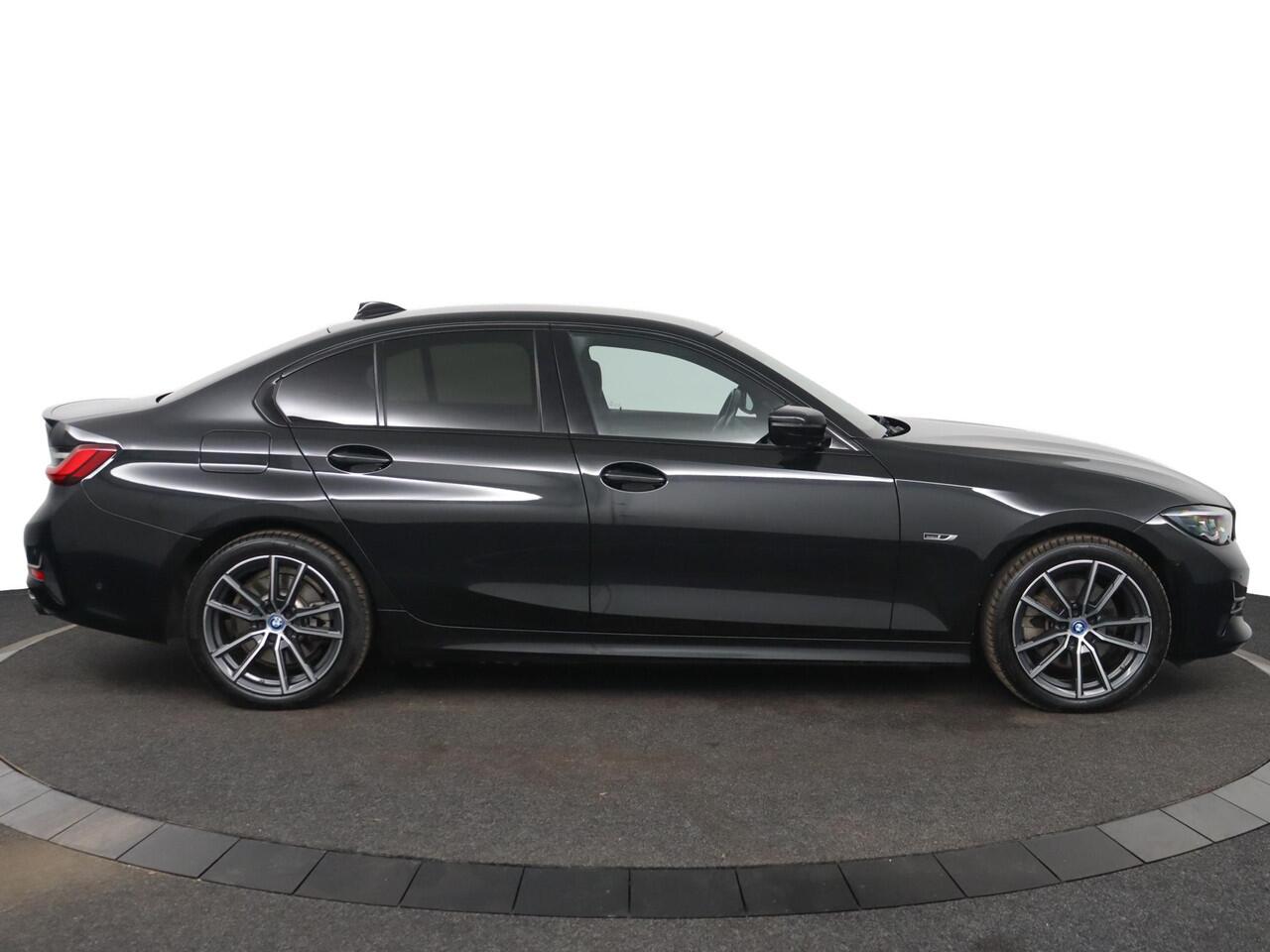 BMW 3-SERIE 320e Business Edition Plus | M Sportstuur | M Shadow Line | M Hemelbekleding Anthrazit | Stoelverwarming | Camera | HiFi Systeem | Leder