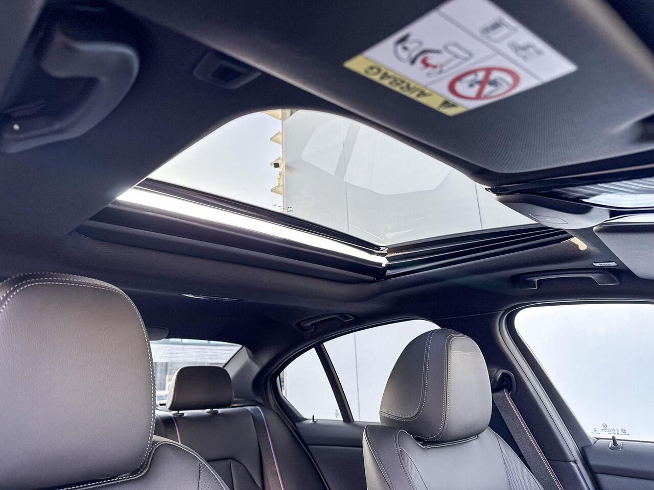 BMW 3-SERIE Sedan 330e M-Sport Glazen Schuifdak / 19 inch / Active Cruise Controle