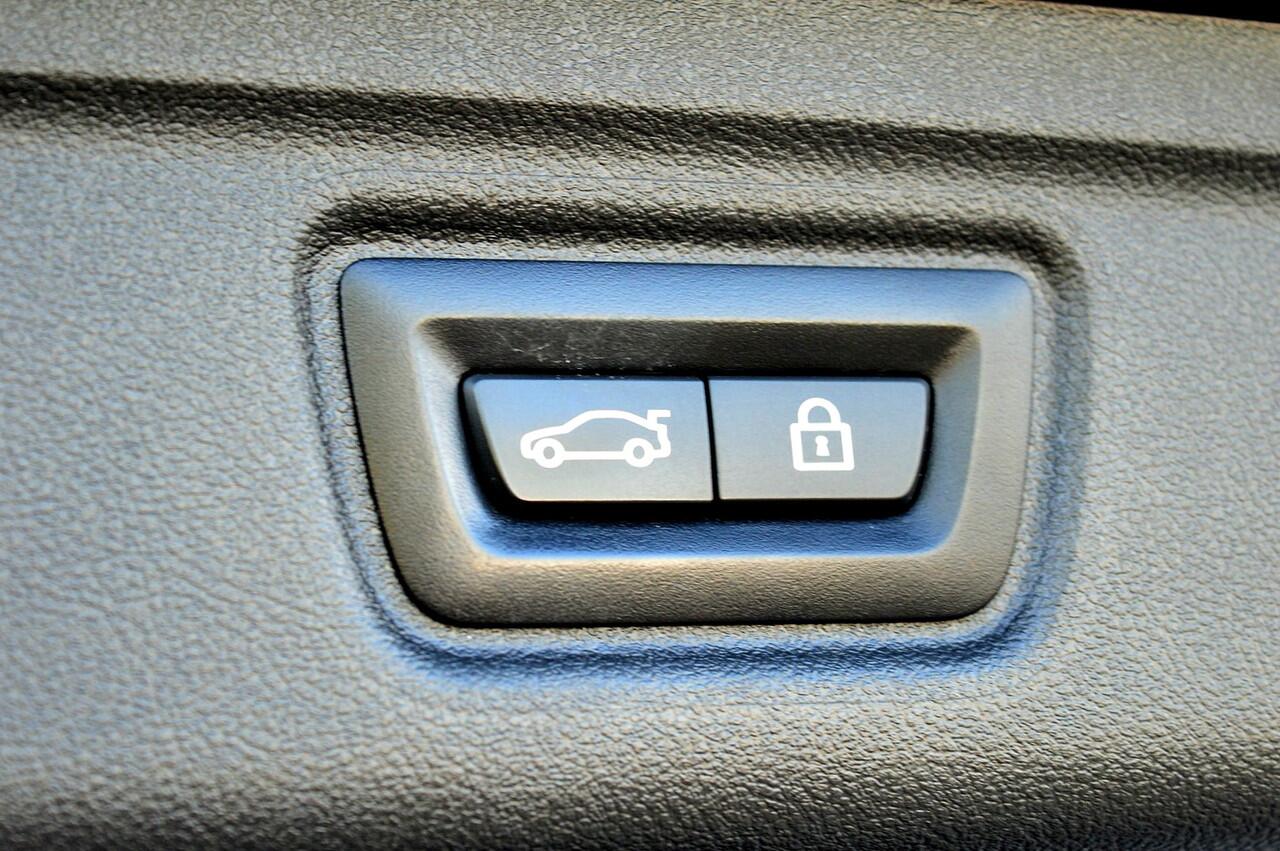 BMW 3-SERIE Touring 330e xDrive M-Sport Rijklaarprijs-Garantie Panoramadak Laser Light Airco Leder Navigatie Head-Up Trekhaak