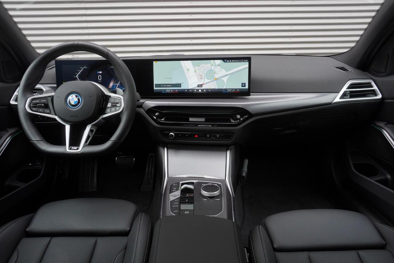BMW 3-SERIE Sedan 330e M Sportpakket | Comfort Pack | Glazen Panoramadak | Trekhaak | 18 inch LM M Dubbelspaak