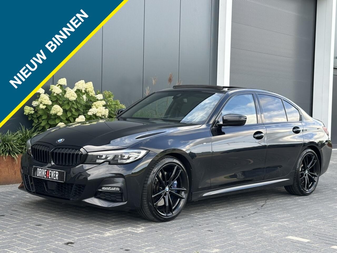 BMW 3-SERIE 330i M PACK M2020 PANO NAVI SPORTVELGEN CLIMATE PDC