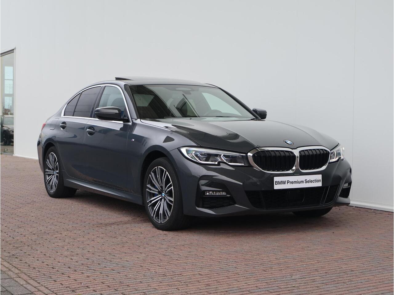 BMW 3-SERIE 330e xDrive High Executive M Sport | Dravit Grau Individual | Glazen Panoramadak | Trekhaak Elektrisch | Laserlight | Active Cruise Control | Elektrisch verstelbare, lederen stoelen | Head-Up Display