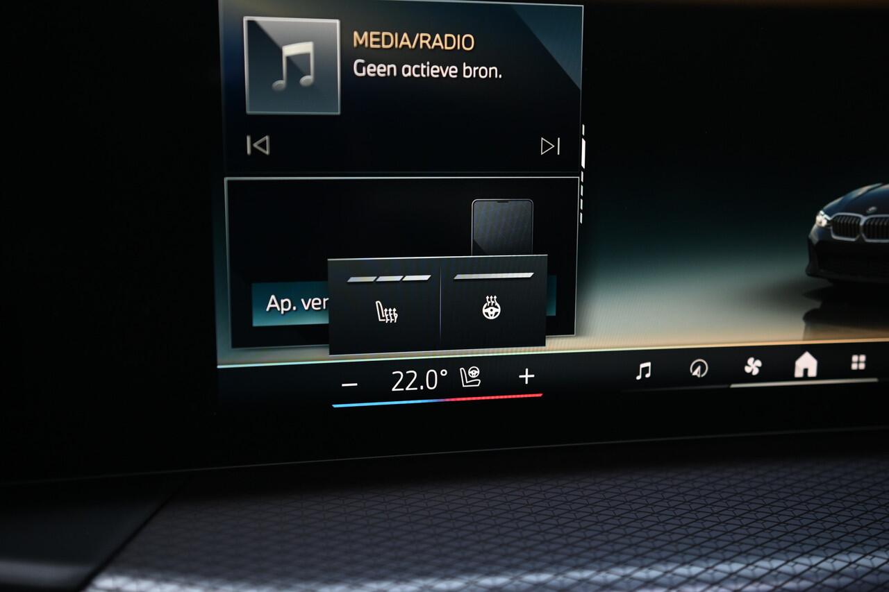 BMW 3-SERIE Touring 330e High Executive M Sport Automaat / Panoramadak / Trekhaak / Sportstoelen / M Adaptief onderstel / Adaptieve LED / Parking Assistant Plus / Comfort Access