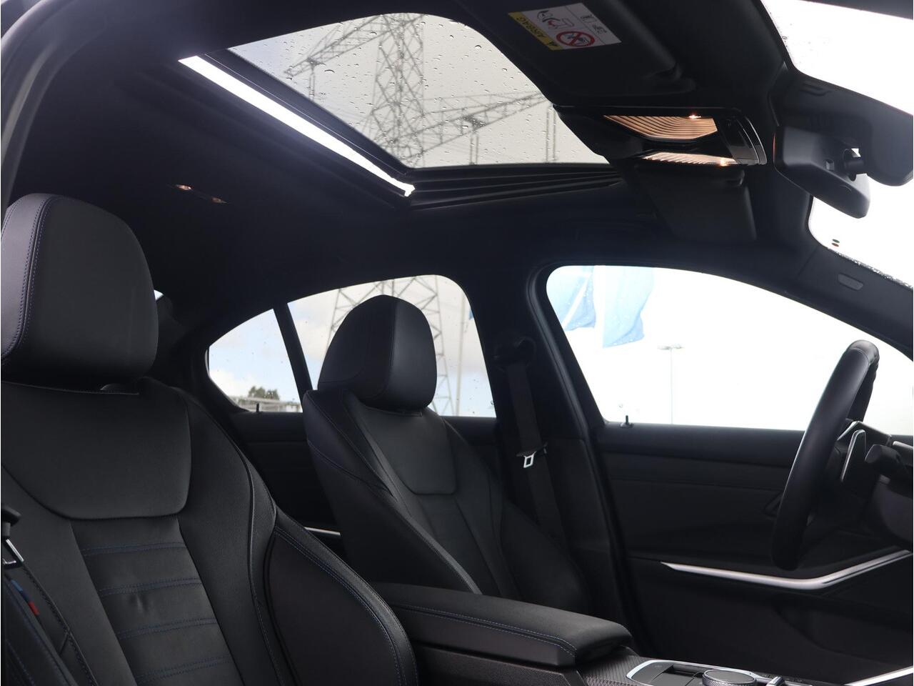 BMW 3-SERIE 330e xDrive M-Sportpakket / Harman Kardon / Elektrisch Verstelbare Stoelen / Active Cruise control / Schuif - Kanteldak / 19 '' /