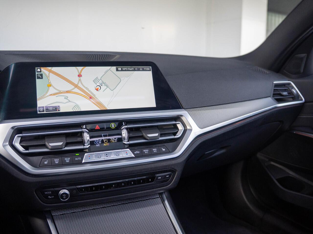 BMW 3-SERIE Touring 320i | High Executive | M Sport Plus Pack | 19'' | Achteruitrijcamera | Panoramadak | Stoelverwarming | Head-Up Display | Cruise Control