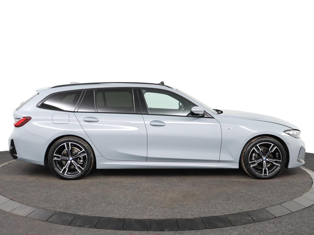 BMW 3-SERIE Touring 318i | M Sportpakket | Comfort Pack | Trekhaak | Verwarmde Voorstoelen | Achteruitrijcamera | Glazen Panoramadak |