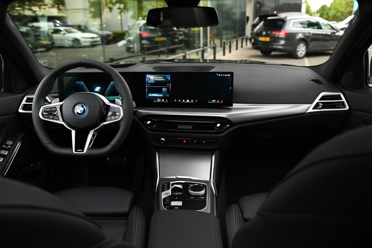 BMW 3-SERIE Touring 330e M Sport Automaat / Panoramadak / Trekhaak / Sportstoelen / Active Cruise Control / Adaptieve LED / Parking Assistant Plus / Comfort Access
