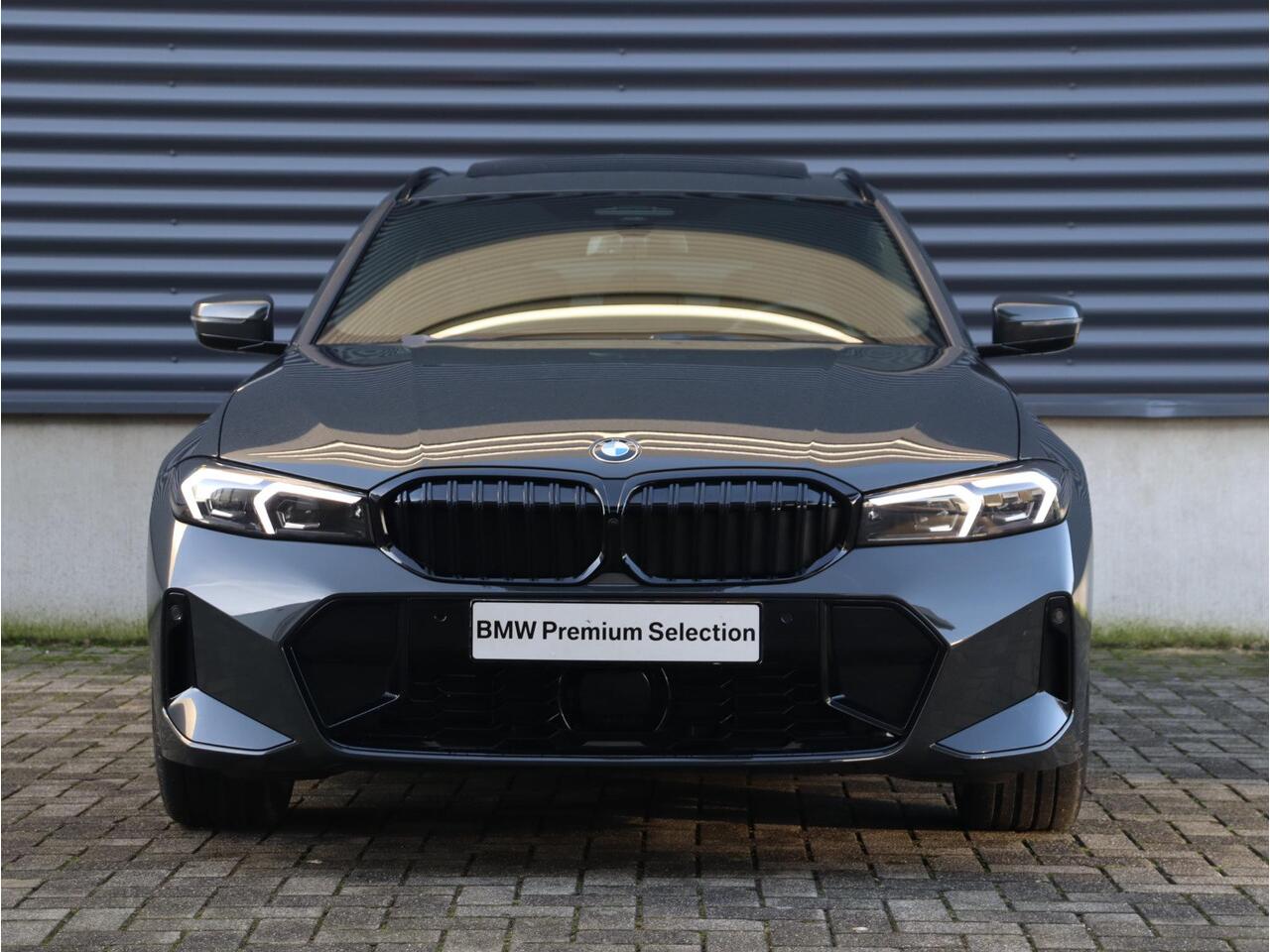 BMW 3-SERIE Touring 320i | M Sportpakket Pro | Panodak | Trekhaak | Head-Up | Driving Assistant Prof. | Harman Kardon | Comfort Access | Verwarmd Stuurwiel | 19'' LMV