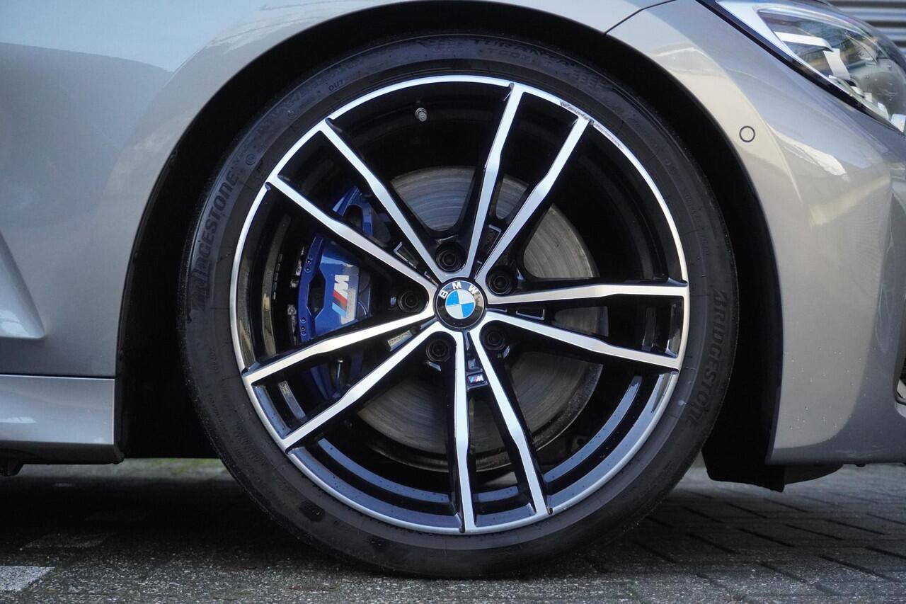 BMW 3-SERIE Touring M340i xDrive High Executive | Parking Pack | Glazen panoramadak | HiFi System | Trekhaak met elektrisch wegklapbare kogel | BMW Head-Up Display