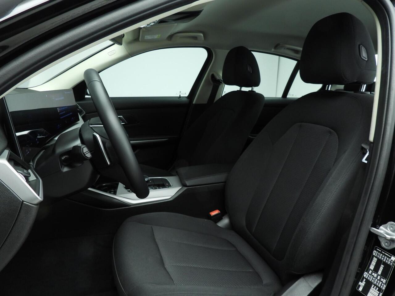 BMW 3-SERIE Sedan 318i | LED | Navigatie | Clima | PDC | Cruise controle | DAB | Alu 17 inch