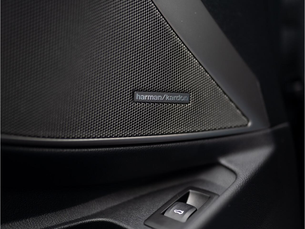 BMW 3-SERIE Touring M340i xDrive | Laser | 360 Camera | Trekhaak | Harman/Kardon | Head Up | Dodehoek sensoren | Prijs Rijklaar!!