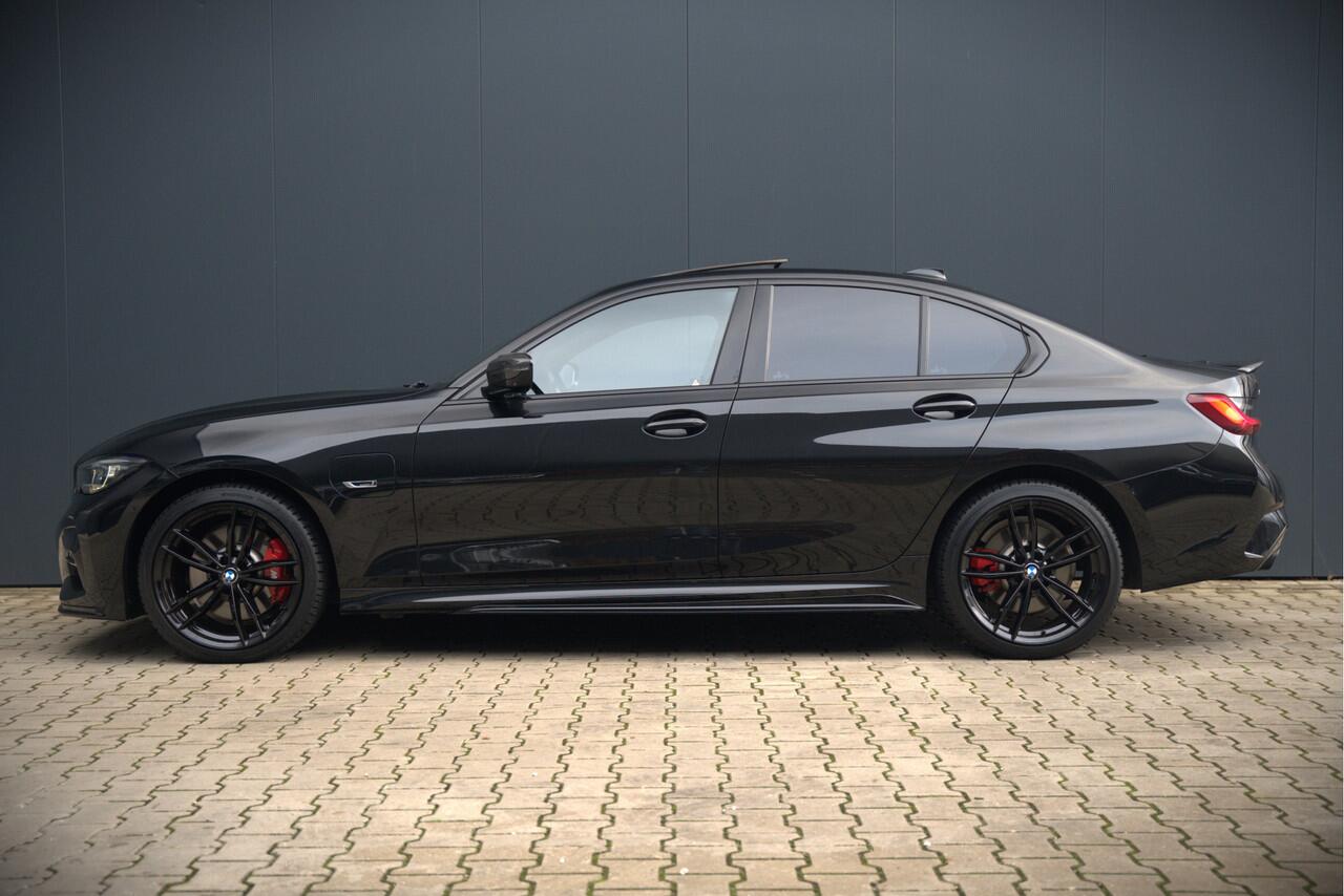 BMW 3-SERIE 330e xDrive Business Edition Plus M Sport | M Performance | Panoramadak | 360° Camera | Carbon | Head Up Display | Stoelverwarming | Stuurverwarming | Apple Carplay | Navigatie | Cruise Control | Ambiance Verlichting | Trekhaak