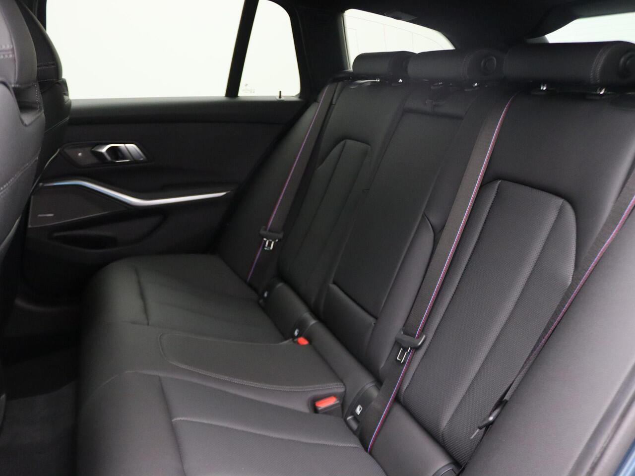 BMW 3-SERIE Touring 330e M Sportpakket Pro | Comfort Pack | Stuurwielrand Verwarmd | Trekhaak | Panoramadak | Active Cruise Control | Harman Kardon | 19''