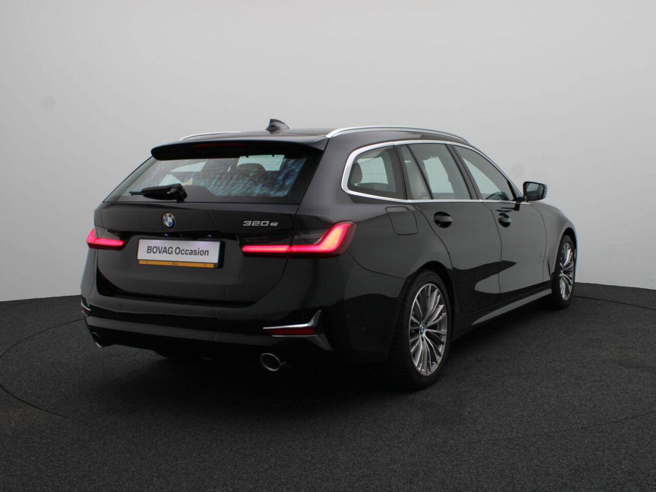 BMW 3-SERIE Touring 320e High Executive | Luxury Line | Audio Media Pack | Parking Pack | Safety Pack | BMW Personal CoPilot Pack | Stuurwielrand Verwarmd | Trekhaak | Panoramadak | Driving Assistant Professional | Head-Up Display | DAB | HiFi | 18''