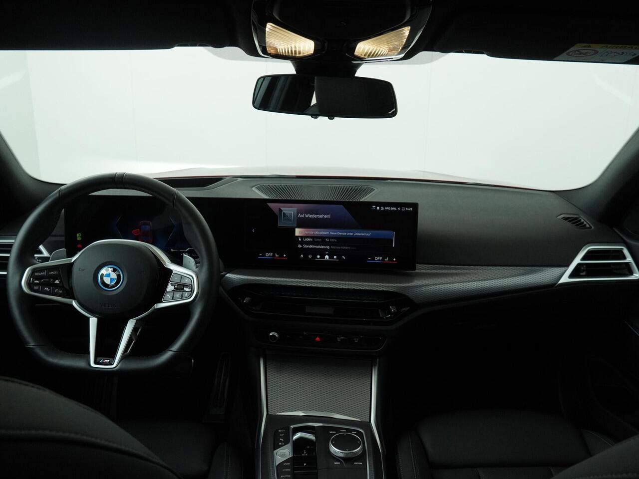 BMW 3-SERIE Touring 330e xDrive | M-Sport Pro | Head-Up | Adaptive Cruise | Trekhaak | Panoramadak | HiFi