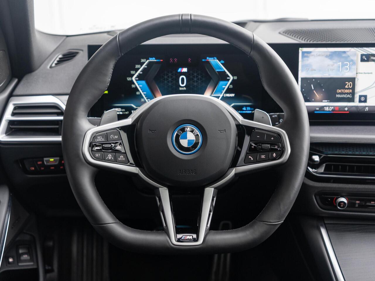 BMW 3-SERIE Touring 330e | M Sportpakket | Innovation Pack | Verwarmd Stuurwiel | Comfort Access | Panoramadak | Stoelverwarming | Harman Kardon | Trekhaak