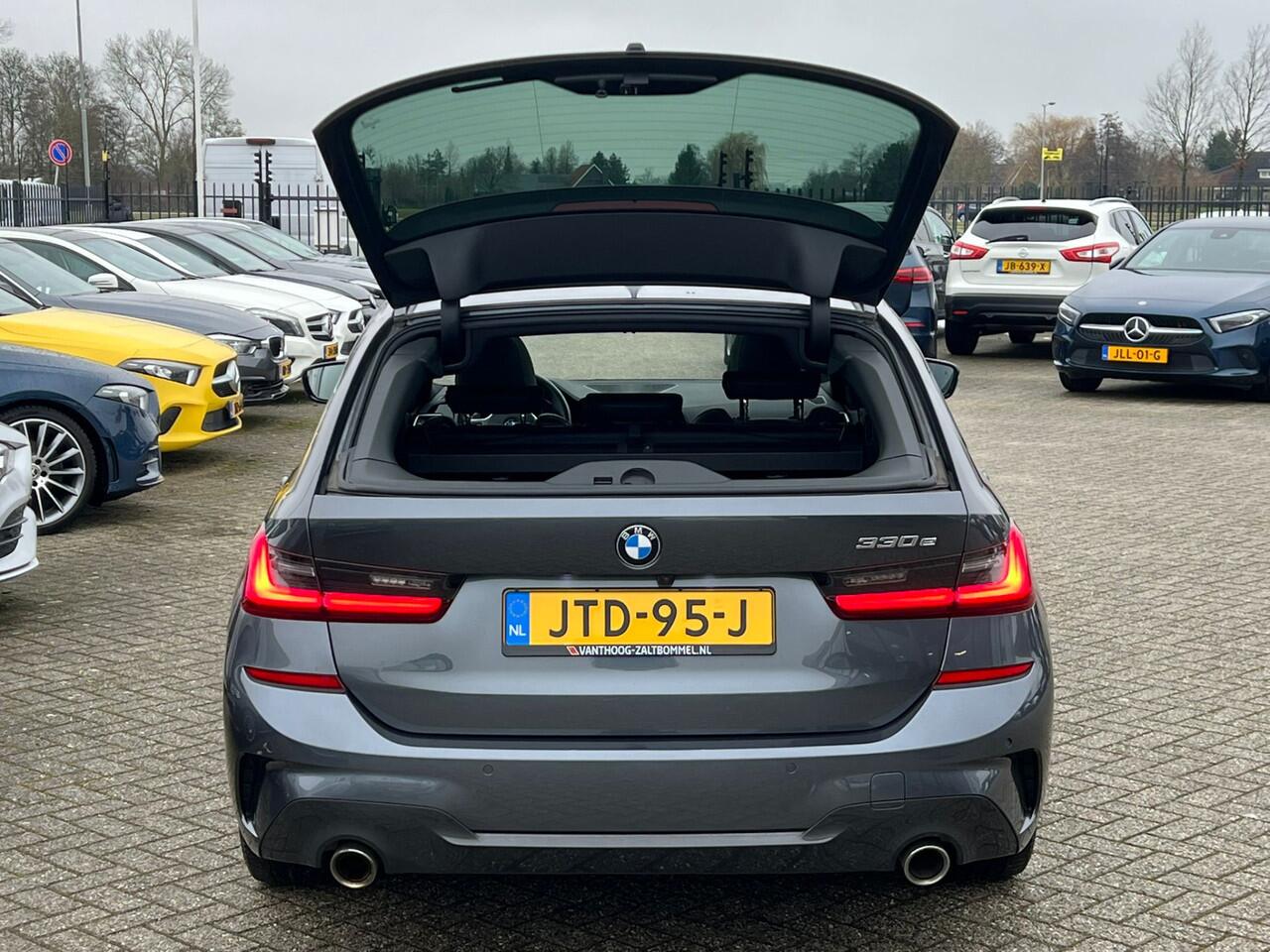 BMW 3-SERIE Touring 330e High Executive M-SPORT SHADOW-LINE PANORAMADAK AMBIENT MEMORY 360-CAMERA CARPLAY