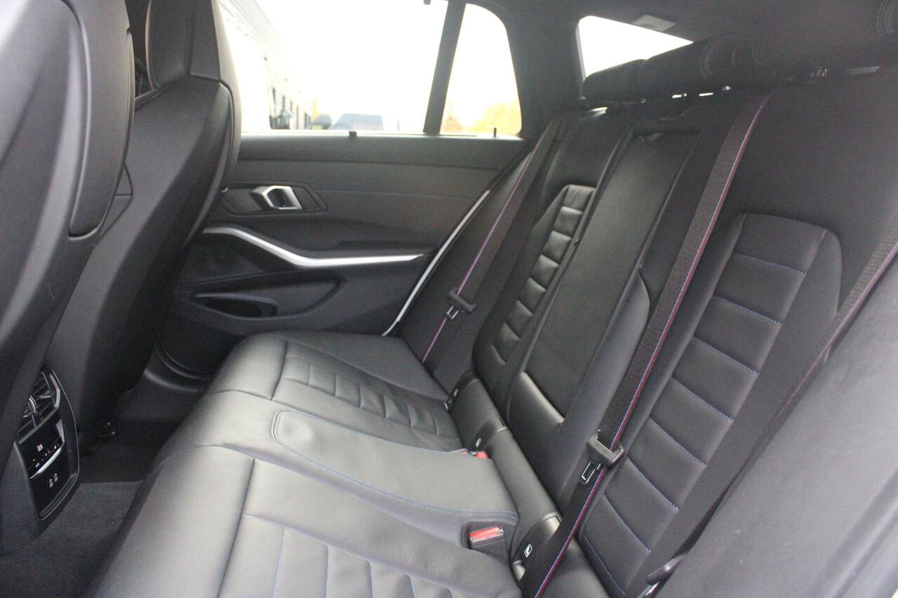 BMW 3-SERIE Touring 330e 292PK M-SPORT | PANORAMISCH SCHUIF/KANTEL DAK | M-SPORT PRO-PAKKET | M-SPORT REMMEN UITGEVOERD IN DONKERBLAUW MET M LOGO | BMW LIVE COCKPIT PROFESSIONAL | CURVED DISPLAY |DRIVING ASSISTANT INCL. HEAD-UP DISPLAY | PARKING ASSIST INCL. ACHTERUI
