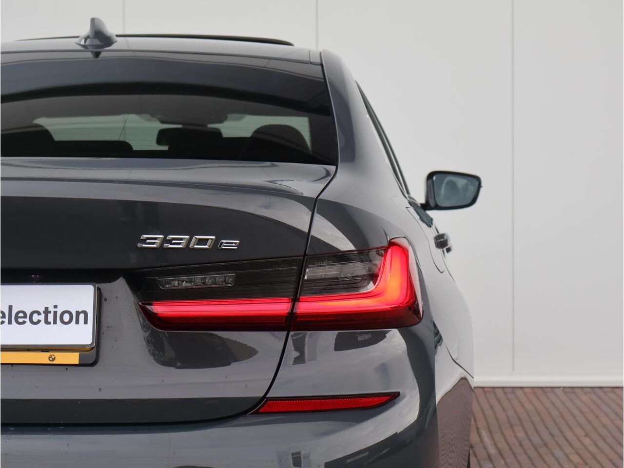 BMW 3-SERIE 330e xDrive High Executive / M-Sportpakket / HIFI / Trekhaak / Extra Getint Glas / Schuif - Kanteldak /