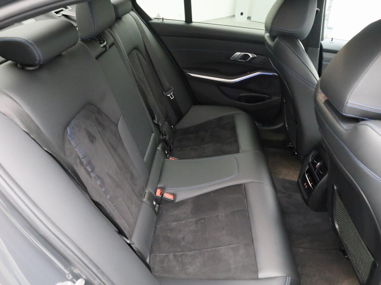 BMW 3-SERIE 318i Executive Edition M-Sport | CAMERA | CARPLAY | STOELVERWARMING