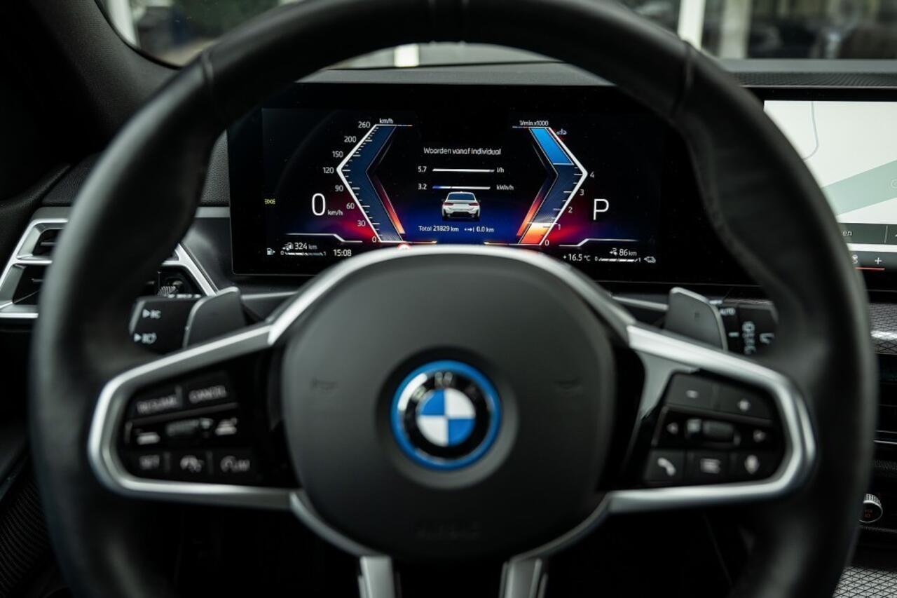 BMW 3-SERIE 330e xDrive M Sport LCI | Facelift | Shadow | Trekhaak | Widescreen | Hifi | Camera | 18' inch |