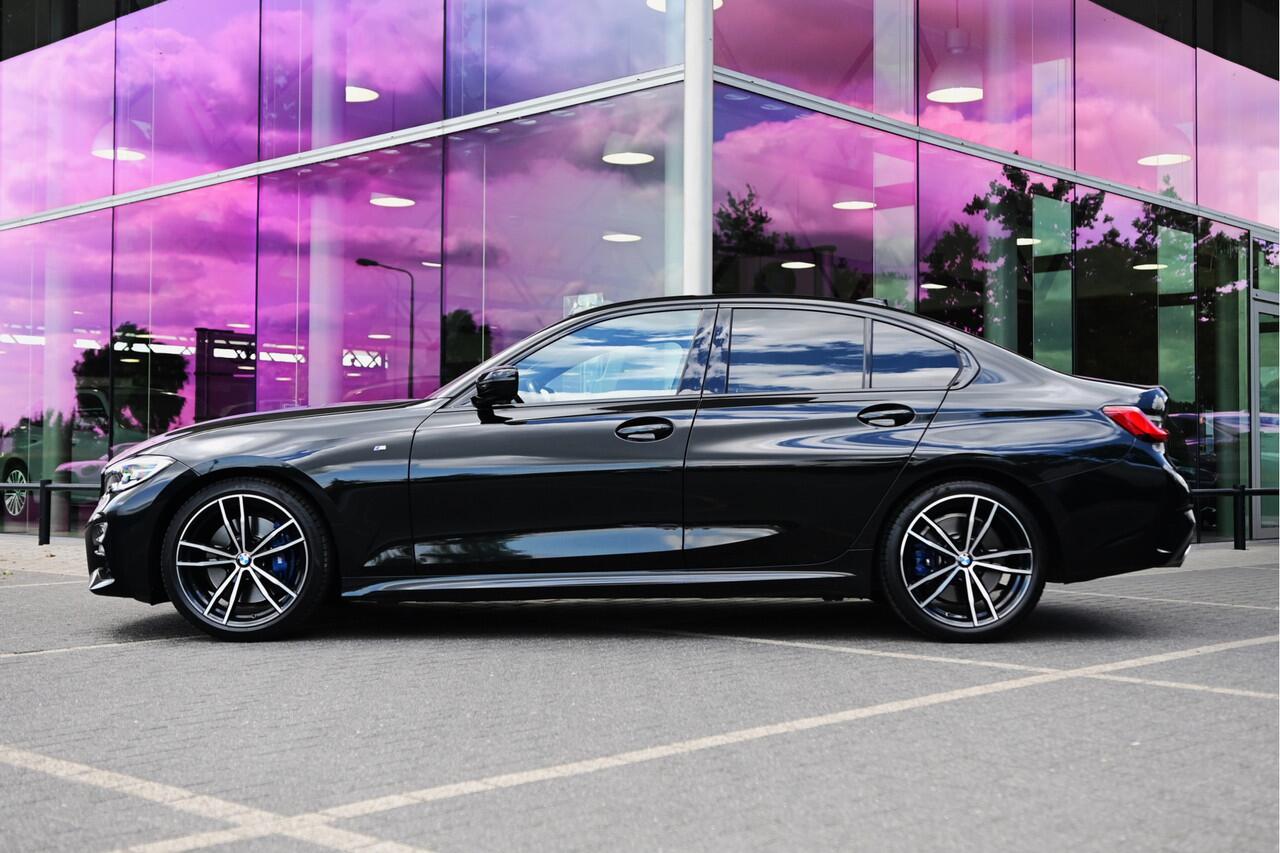 BMW 3-SERIE 330i High Executive M Sport Automaat / Achteruitrijcamera / Sportstoelen / M Adaptief onderstel / Head-Up / Parking Assistant / Leder / 19" LMV