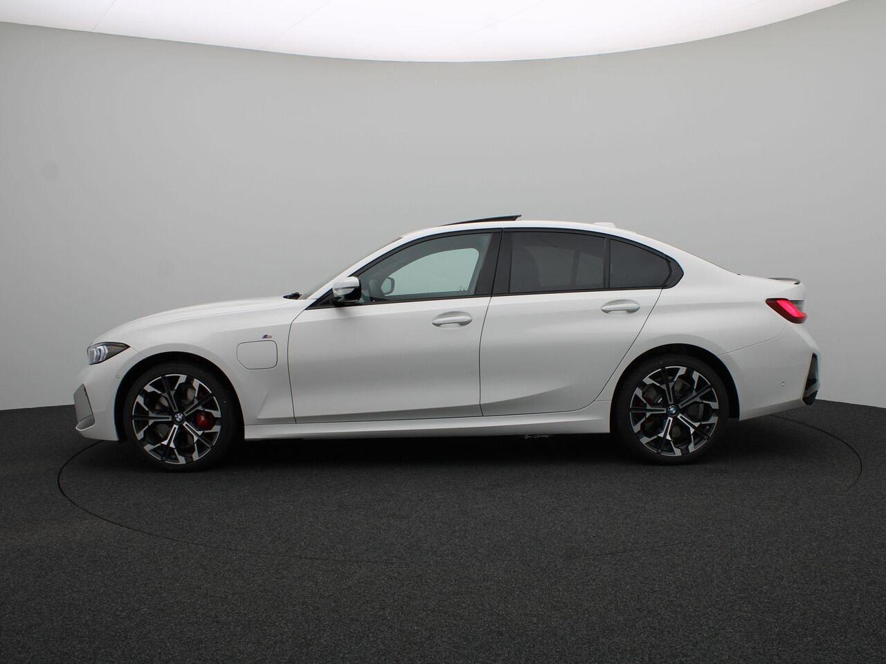 BMW 3-SERIE Sedan 330e M Sportpakket Pro | Stuurwielrand Verwarmd | Trekhaak | Geluidswerende Ramen | Schuifdak | Verwarmde Voorstoelen | Parking Assistant | Harman Kardon | 19'' | Ekris Selection
