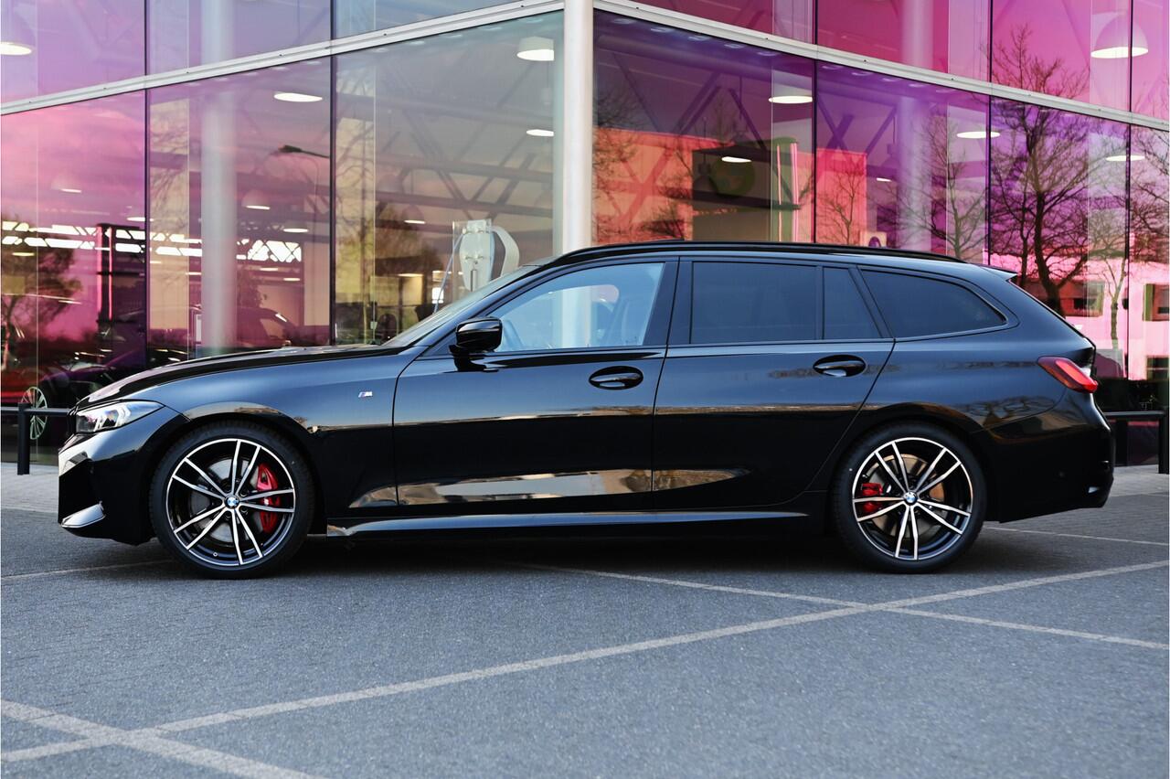 BMW 3-SERIE Touring 320i M Sport Automaat / Panoramadak / Sportstoelen / Adaptieve LED / Parking Assistant / M Sportonderstel / Live Cockpit Professional
