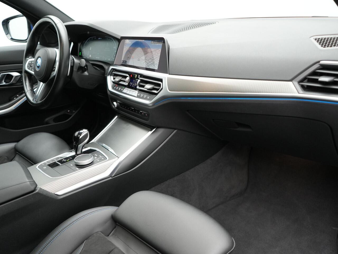 BMW 3-SERIE Touring 330e M Sport Plug in Hybrid 293pk Dealer O.H PHEV | Panodak | Adaptive Onderstel | Laser LED | Alcantara Sportstoelen Memory | Head Up | Camera | 19"L.M | Keyless | Apple Carplay | Navigatie | Virtual | DAB |