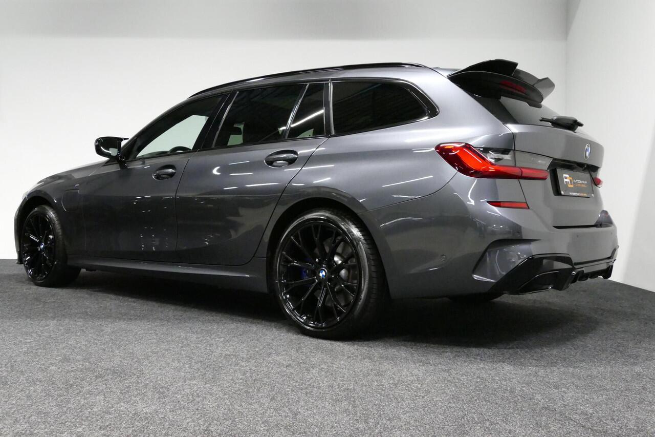 BMW 3-SERIE Touring 330e xDrive M Sport / M340i Diffuser / Black Diamond M Grill / M340i M Sport bumper pakket / Schuif-/kanteldak / Elektr. verstelbare voorstoelen (links met memory) / Stoelverwarming / Apple Carplay - Android Auto / Achteruitrijcamera / Trekhaak (z