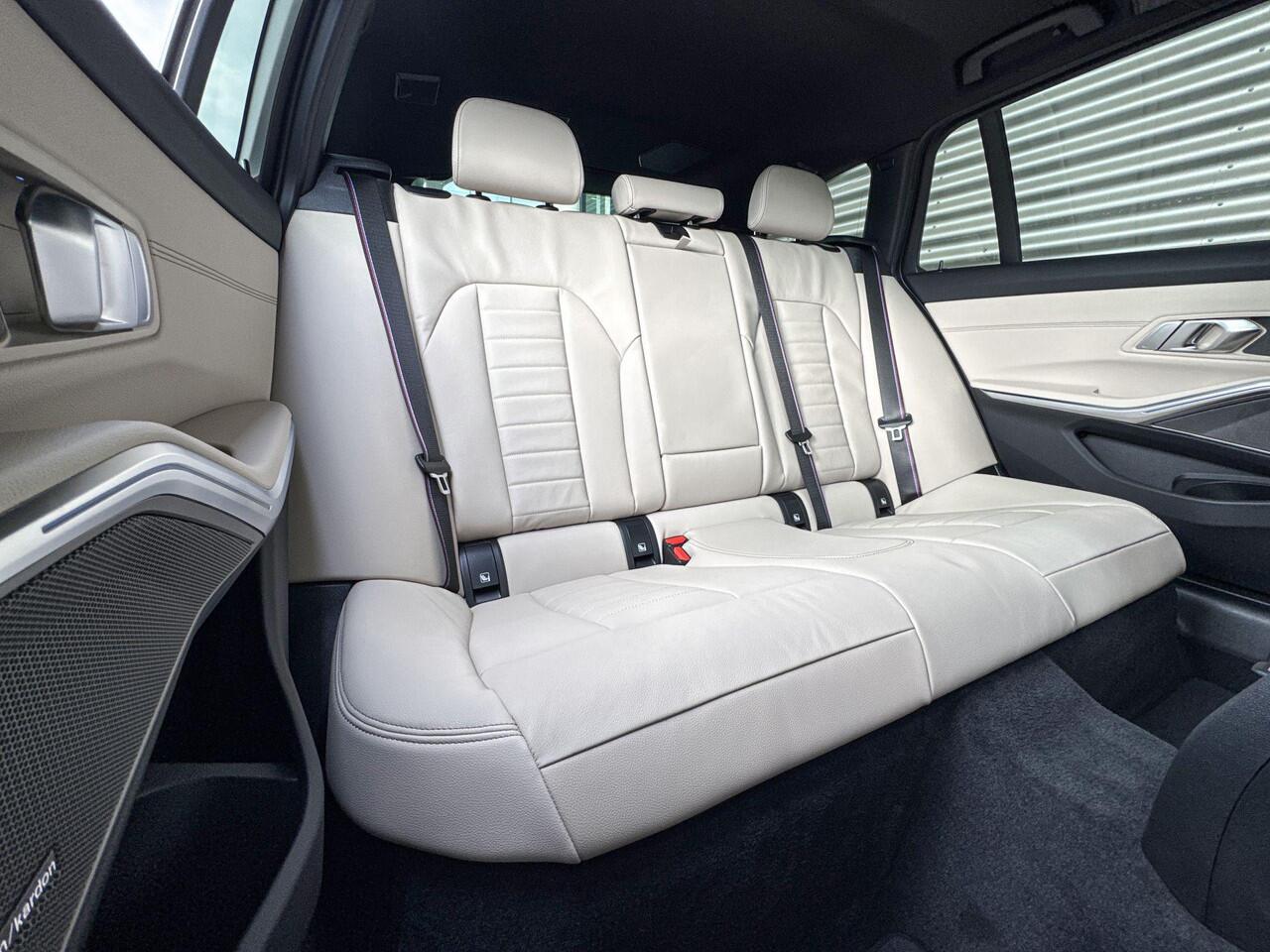 BMW 3-SERIE Touring 330e M Sportpakket Pro / Innovation Pack / Comfort Pack / Trekhaak / Panoramadak / Galvanische afwerking voor bedieningselementen