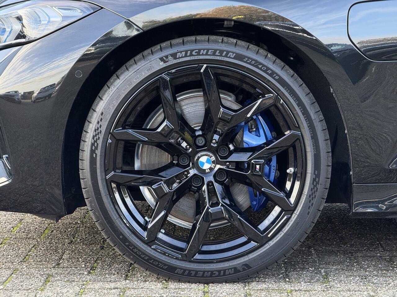 BMW 3-SERIE Touring 330e M-Sport | Panorama | Trekhaak | 19" | Driving Ass. | 360 Cam | Memory Stoel