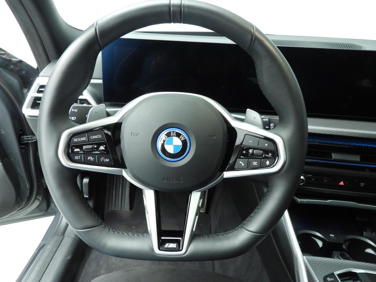 BMW 3-SERIE Touring 330e | M-Sportpakket | LED | HUD | Schuifdak | Active Cruise | Trekhaak | DAB | Hifi speakers | Alu 18 inch