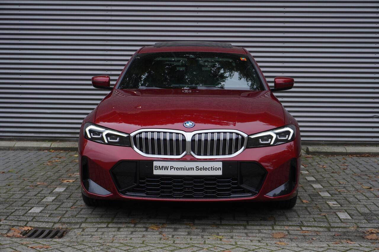 BMW 3-SERIE Sedan 330e M Sportpakket | Comfort Pack | Glazen Panoramadak | Trekhaak | 18 inch LM M Dubbelspaak