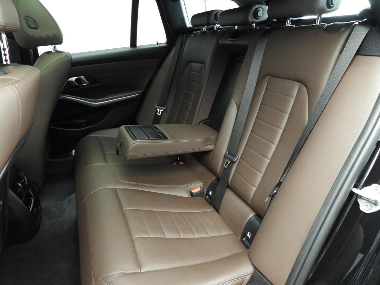 BMW 3-SERIE Touring 318i | Laserlicht | Leder | Navigatie | Schuifdak | Elektr. zetels | Shadow line | DAB | Alu 17 inch