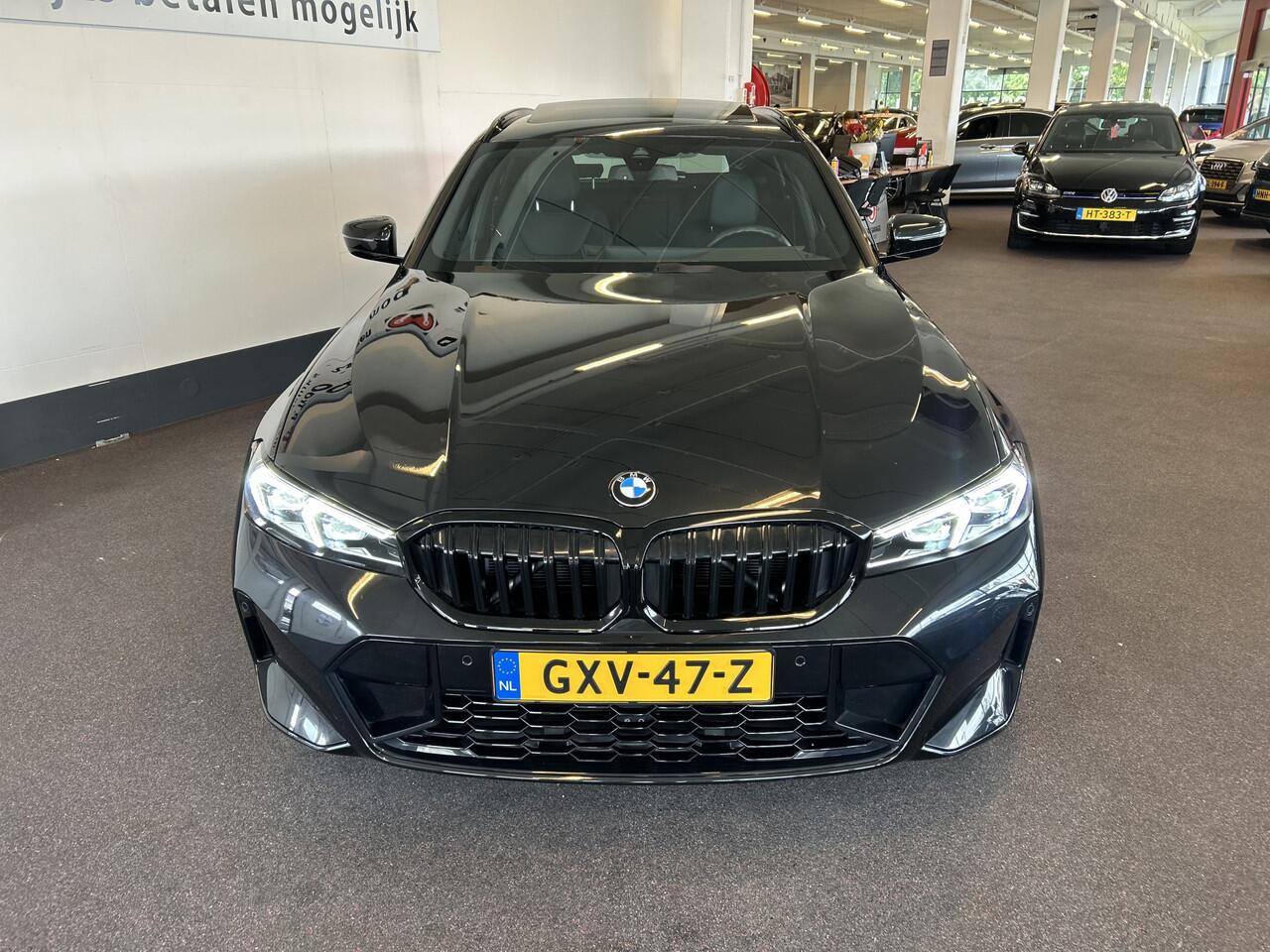 BMW 3-SERIE Touring 318i M Sport | Panoramadak | Fabrieksgarantie | 20''INCH | Verlaagd | Lederen bekleding | Afneembare trekhaak | Cruise control | Climate control | Lane assist | Apple carplay | Full LED
