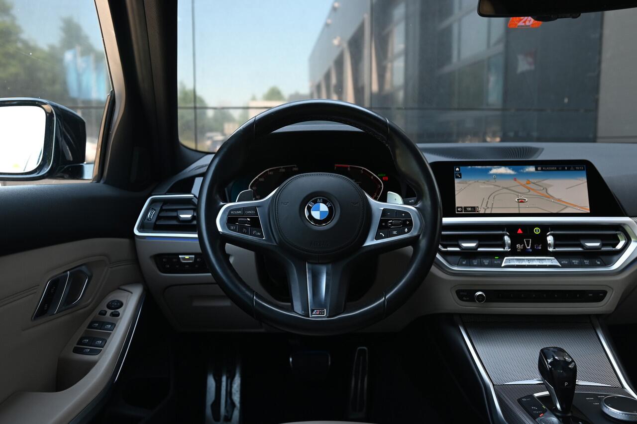 BMW 3-SERIE 330i High Executive M Sport Automaat / Achteruitrijcamera / Sportstoelen / M Adaptief onderstel / Head-Up / Parking Assistant / Leder / 19" LMV
