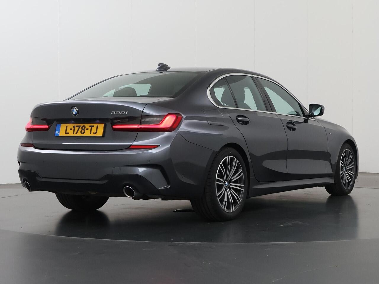 BMW 3-SERIE 320i Business Edition M-Sport Plus | Trekhaak | Leder | Parkeercamera | Head-Up | Stoelverwarming | Keyless Go |