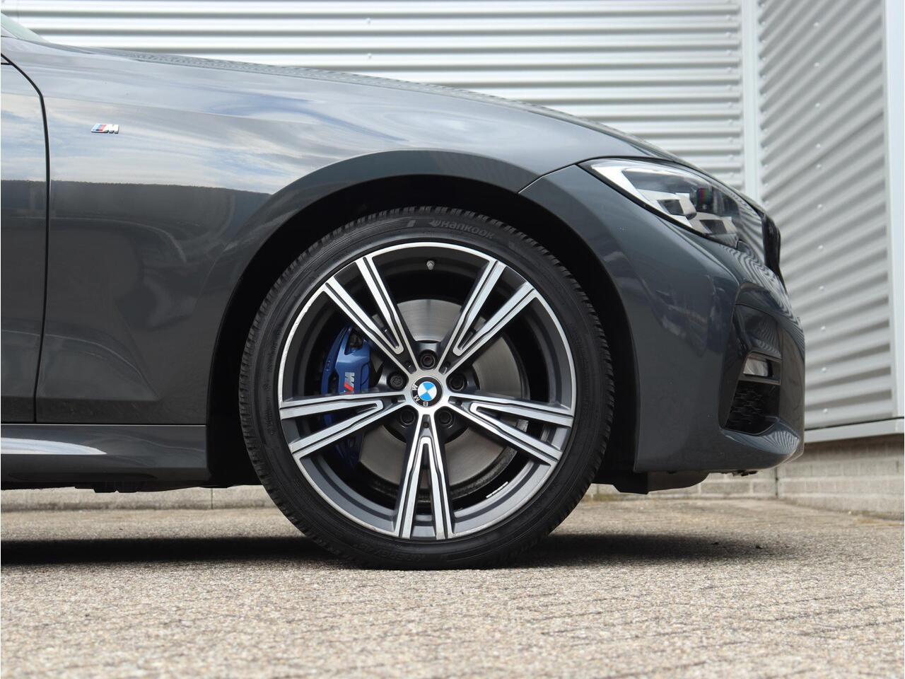 BMW 3-SERIE Sedan 330e | High Executive | M Sportpakket | Elektr. Stoelen | Comfort Access | Verwarmd Stuurwiel | Getint Glas | 19'' LMV