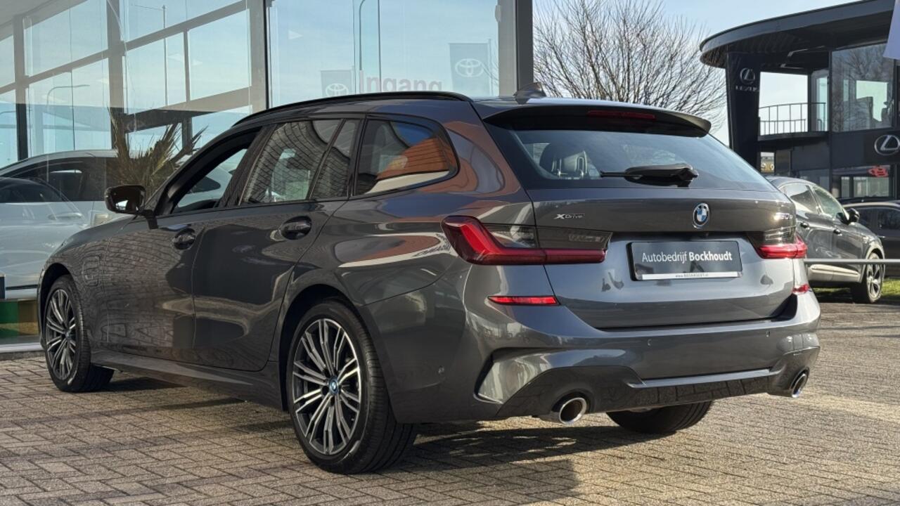 BMW 3-SERIE Touring 330e xDr. High Exec. | M-Sport | HUD | Leer | Navi