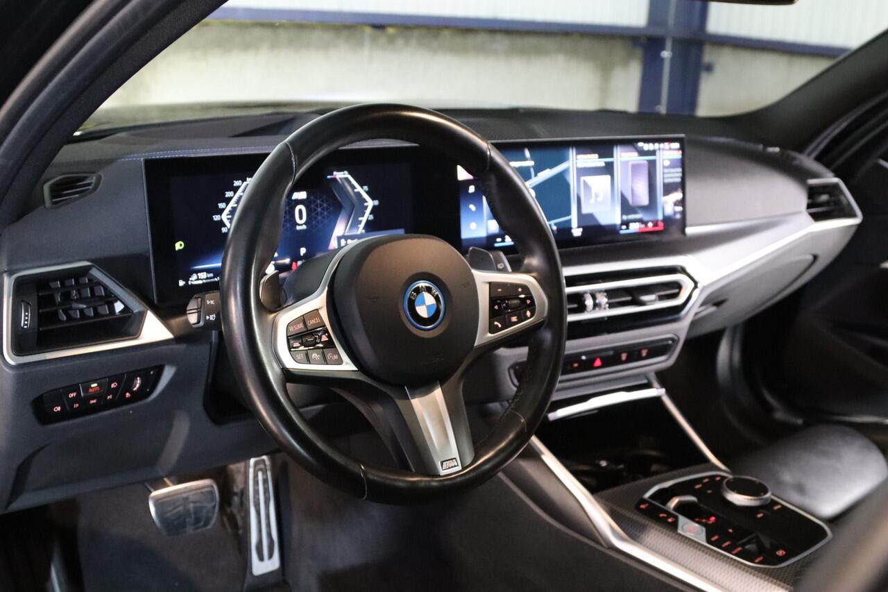 BMW 3-SERIE Touring 330e xDrive 293 PK High Executive M-Sport PHEV, Kuipstoelen, Panoramadak, Memory, Head-up