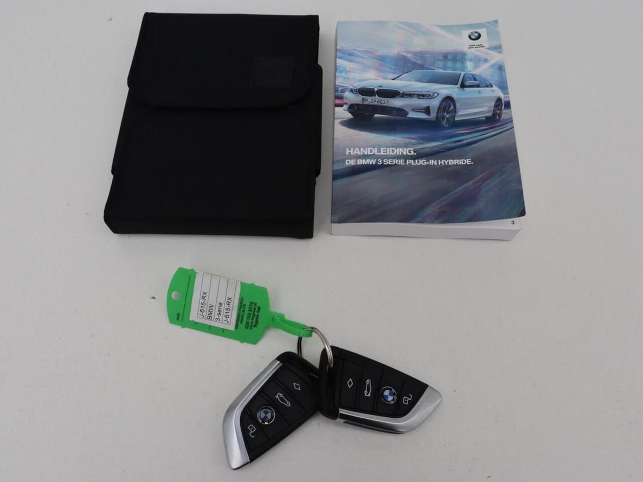 BMW 3-SERIE 330e eDrive Edition | Leder | Stoelverwarming | Carplay | Live Cockpit | Navigatie | Parkeerhulp | Cruise control