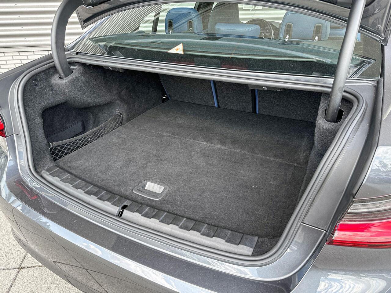 BMW 3-SERIE Sedan 330e Individual Edition Nappa leder interieur / Selections