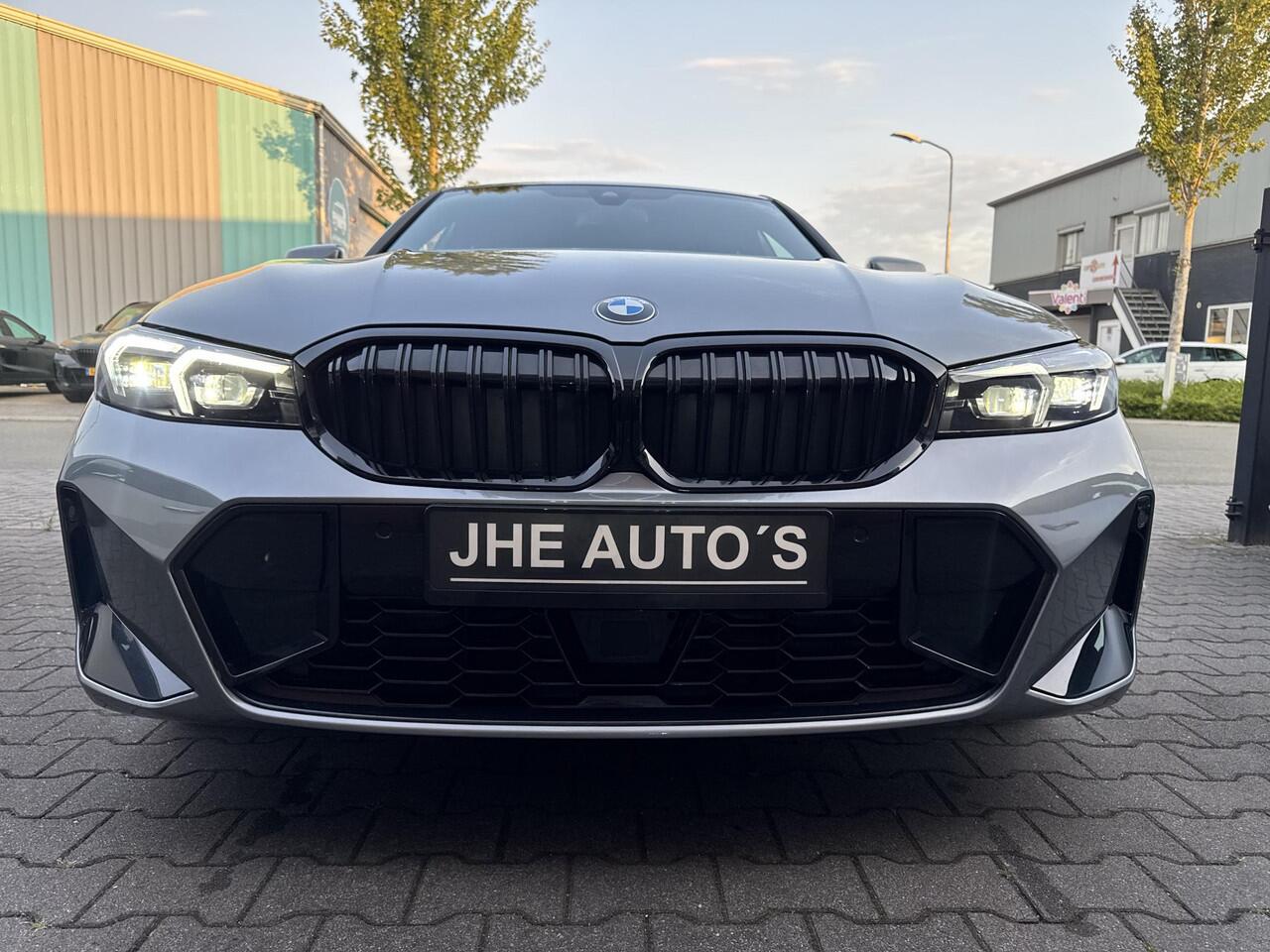 BMW 3-SERIE 318i | Pano | M Sport | LED | Stoelverwarming | Navigatie en meer!