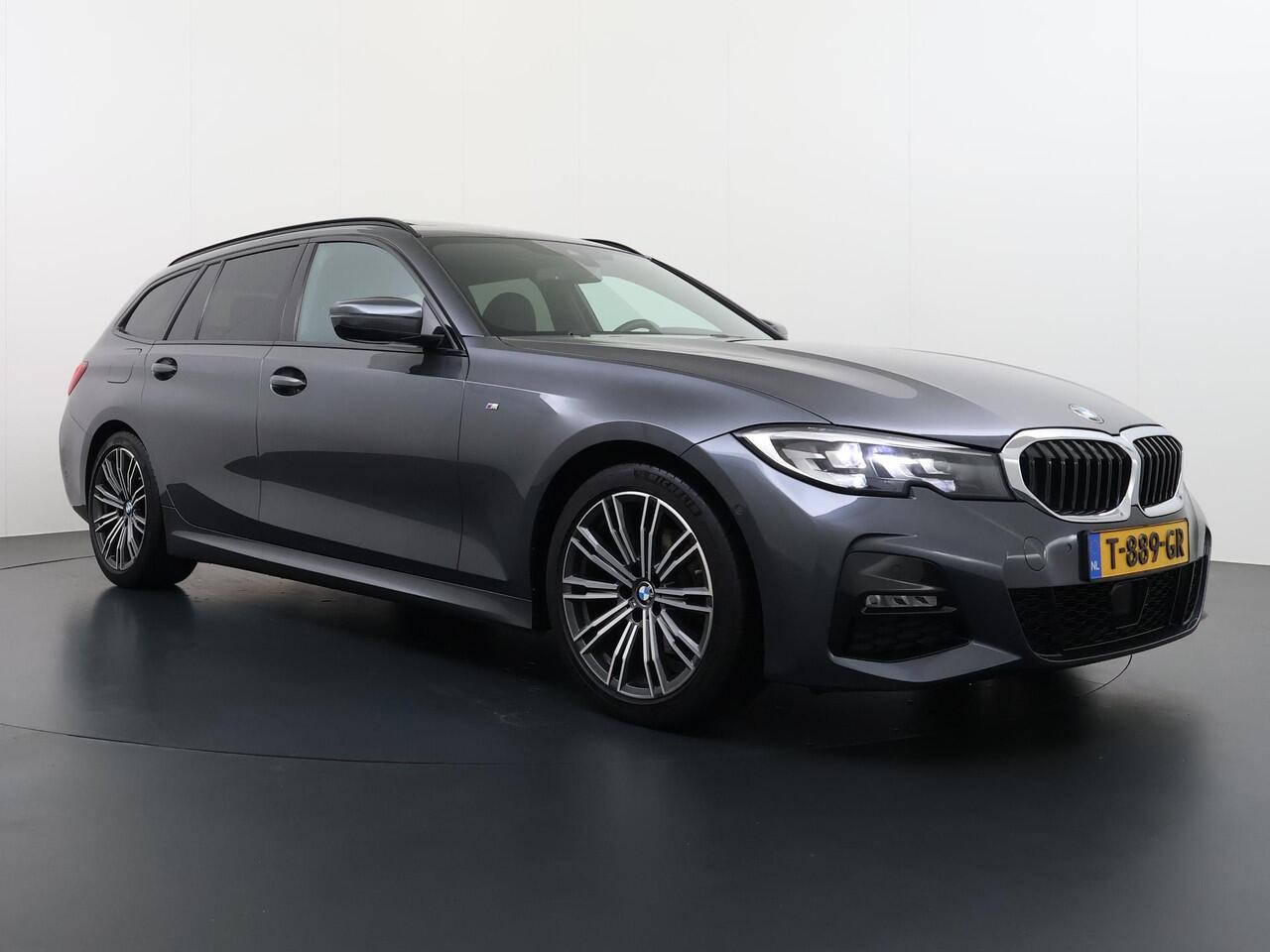 BMW 3-SERIE Touring 320i VAN: ¤34.900,- VOOR: ¤31.877,- UW EINDEJAARSVOORDEEL: ¤3.023,-|M-SPORT| PANO| ADAP. CRUISE| NET GROOT ONDERHOUD GEHAD, RIJKLAAR| ELEK. ACHTERKLEP| CAMERA|