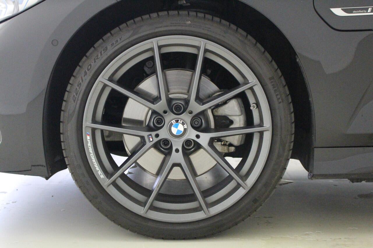 BMW 3-SERIE 320e M-Sport | 19" M-Performance | Leder | Camera | Nu voor 41.895,-