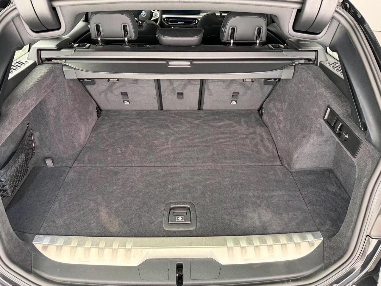 BMW 3-SERIE Touring 330e xDrive | M-Sportpakket | LED | Leder | Navigatie | Schuifdak | Trekhaak | Stoelverwarming | DAB | Alu 19 inch