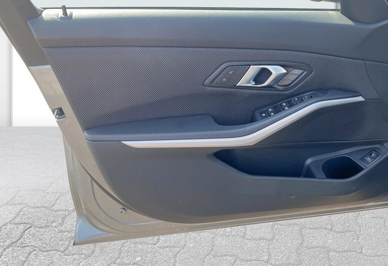 BMW 3-SERIE Touring 320d 190 PK Trekhaak Camera Keyless-Go LED EL. Stoelbediening