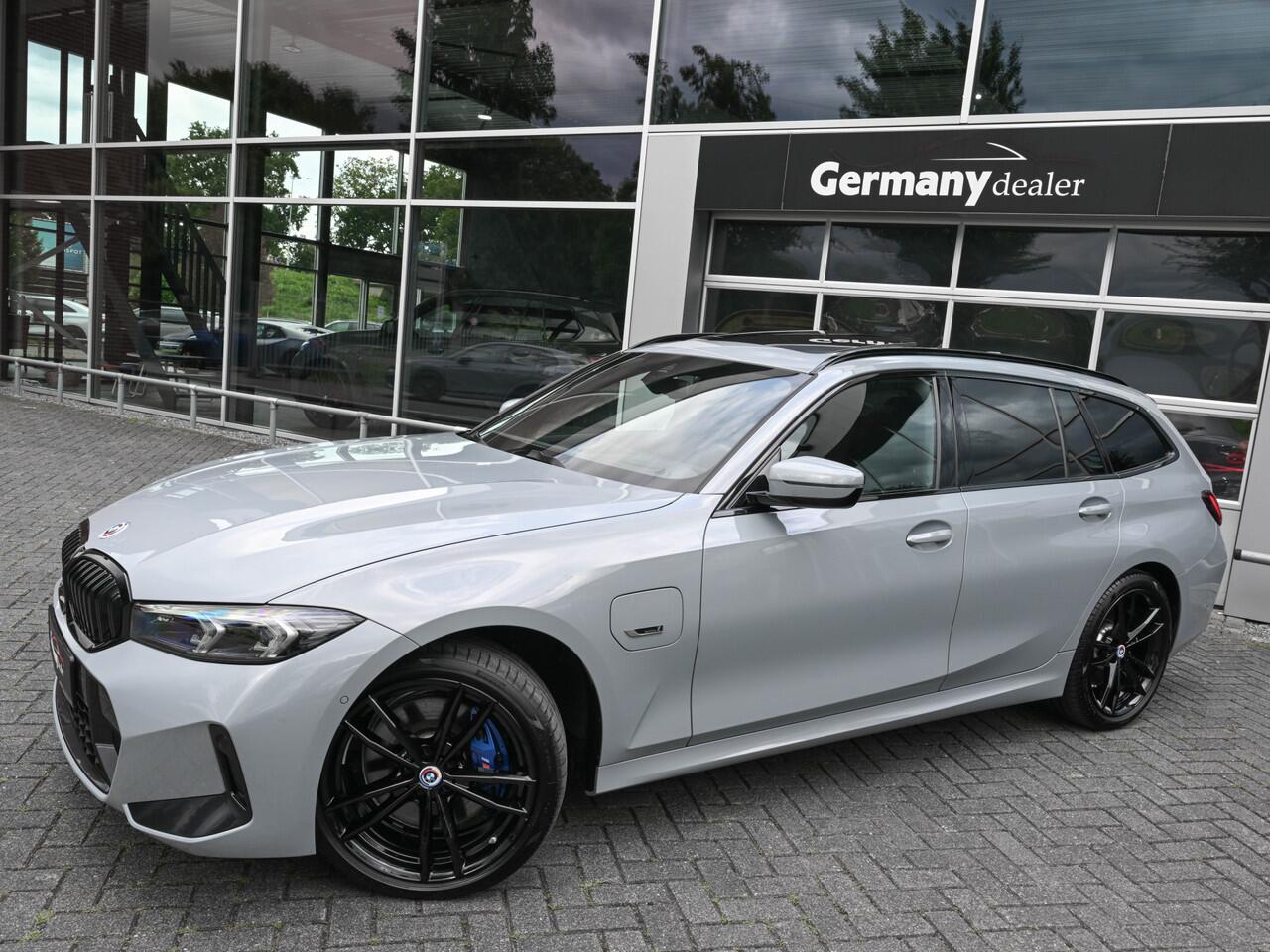 BMW 3-SERIE Touring 330e xDrive 292pk M-Sport Pro Pano H&K Tr-Haak HUD ACC Widescreen Ind-Brooklyn Shadowline