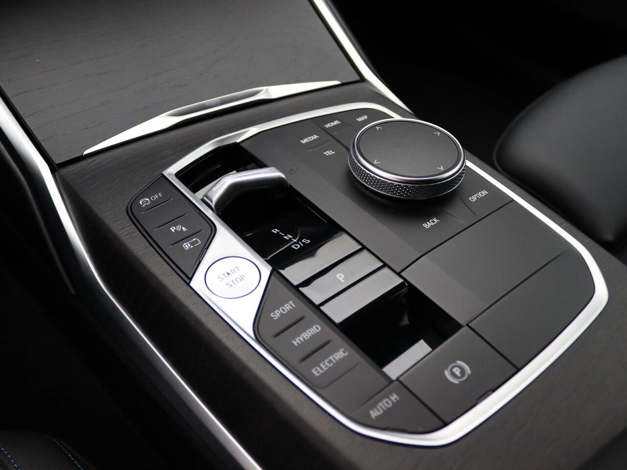 BMW 3-SERIE 330e Touring M Sportpakket | Achteruitrijcamera | Driving Assistant | HIFI | 18"